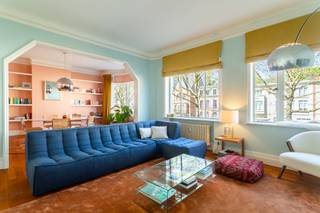 Op het meest prestigieuze deel van de Jan Van Rijswijcklaan, een van de mooiste en groenste boulevards van Antwerpen, bevindt zich dit uitzonderlijk ruime appartement in een stijlvol art-déco gebouw uit 1932. Gelegen in het gegeerde 2018, tussen Harmonie en Markgrave, combineert deze locatie rust, privacy en uitstekende bereikbaarheid met het bruisende stadsleven.<br /><br />Het appartement werd recent totaal gerenoveerd en is volledig instapklaar. Authentieke elementen zoals hoge plafonds, originele binnendeuren en parketvloeren werden harmonieus gecombineerd met hedendaagse luxe.<br /><br />De leefruimte strekt zich uit over de volledige voorgevel en bestaat uit twee verbonden salons, gescheiden door karaktervolle bogen. De aparte leefkeuken is hoogwaardig afgewerkt met bamboehouten maatkasten, composietsteen en kwalitatieve inbouwtoestellen. Via een schuifraam sluit deze naadloos aan op het terras, uitgerust met maatkasten en terrasverwarmers.<br /><br />Aan de achterzijde bevinden zich drie ruime slaapkamers met ingemaakte kasten, aangevuld met een aparte bureaukamer (of 4e slaapkamer). De badkamer - met raam - beschikt over een dubbele lavabo en een ruime inloopdouche. Toegankelijk vanuit de nachthal, maar sluit ook aan op de hoofdslaapkamer voor een 'en suite' gevoel.<br /><br />Riante inkomhal met vestiaire en gastentoilet. Privatieve kelderberging inbegrepen. Het appartement kan zowel gemeubeld als ongemeubeld gehuurd worden.<br /><br />Gemeenschappelijke lasten: 200 Euro per maand.<br />Provisie voor gas en water: 250 Euro per maand.<br />Elektriciteit privé op te nemen door de huurder. <br /><br />Beschikbaarheid bespreekbaar.