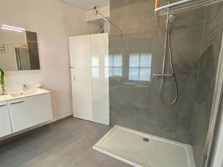 In het hart van Aalst bevindt zich deze charmante rijwoning, ideaal gelegen nabij scholen, winkels en andere voorzieningen.De woning omvat een...