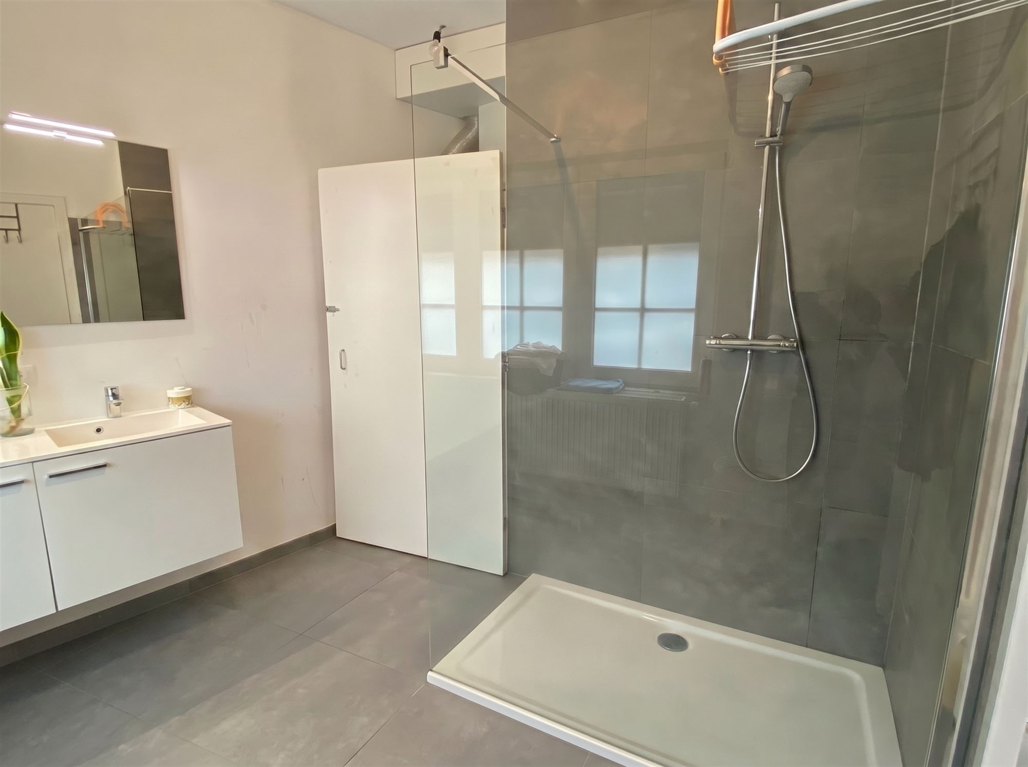 Gerenoveerde woning met 3 slaapkamers en tuin - foto 3