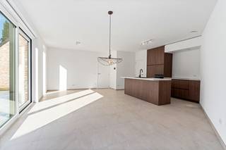 Deze woning combineert esthetiek en functionaliteit, met ruime en lichtrijke leefruimte die uitnodigen tot gezellig samenzijn. De open keuken is volledig uitgerust met kwaliteitsvolle toestellen, en de aansluitende woonkamer biedt toegang tot de zonnige tuin (met grasmatten en volledig omheind), ideaal voor ontspanning. Inclusief schilderwerk, verlichting en laminaat.<br /><br />De woning beschikt over drie ruime slaapkamers, een stijlvol afgewerkte badkamer, en een extra berging op het gelijkvloers. <br /><br />Met oog voor energie-efficiëntie zijn de woningen voorzien van vloerverwarming en uitstekende isolatie, wat niet alleen het wooncomfort verhoogt, maar ook zorgt voor lage energiekosten.<br /><br />Verkoopprijs = 321 249,37€ exclusief kosten<br /><br />Verkoopprijs aan 21% BTW = 382.836.74€ (321 249.37€ + 21%bTW(52.447,37€) + 12% registratiekost (8.640€)) exclu andere kosten.<br /><br />