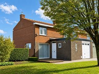 omvattende een inkomhal met vestiaire en apart toilet, gezellige living, volledig ingerichte ruime moderne keuken, veranda, grote garage, bergruimtes, 3 slaapkamers, badkamer, zolder, 2 tuinbergingen, serre en tuin met groot terras en mooi open verzicht over de velden<br /><br />instapklaar, met overal gordijnen en lichtarmaturen