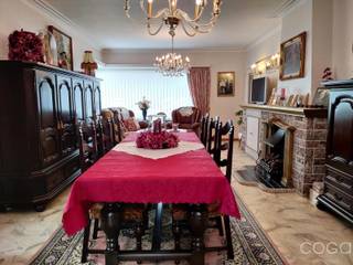 Ruime half open woning in de wijk Elshout te Schoten.Centraal gelegen met goede verbinding naar Schoten centrum, Brasschaat, ‘s Gravenwezel en St...