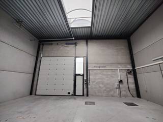 Deze nieuwbouw opslagruimte is gelegen langs de Blinde-Rodenbachstraat, vlakbij het centrum van Roeselare en invalswegen. Ze heeft een bruikbare oppervlakte van 132 m² (11,50x10,8 m) met een hoogte van 7 m. De automatische poort heeft een hoogte van 4.25 m.<br /><br />De loods beschikt over sanitair, keuken en 2 staanplaatsen. Ook heeft deze loods slechts een EPB van 31 kWh/m². Deze loods beschikt over: internet, individuele tellers, verlichting en regenwater.<br /><br />Een beperkte mengvorm van opslag en commerciële activiteit is mogelijk. De huurprijs is exclusief BTW. Onroerende voorheffing en de syndicuskosten zijn ten laste van de huurder.<br /><br />Bent u op zoek naar een een opslagplaats in nieuwbouwstaat, dan is deze loods iets voor u.<br /><br />Huurprijs : 710€ + 21% BTW + onroerende voorheffing ten laste van de huurder <br /><br />Beschikbaarheid: 01/07/2026<br /><br />