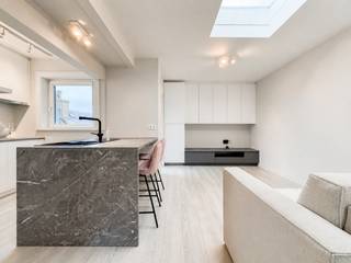 Deze prachtig gerenoveerde studio is ideaal gelegen in het centrum van Knokke, op wandelafstand van winkels, restaurants en het strand.<br /><br />De studio werd recent volledig vernieuwd met oog voor detail en kwalitatieve materialen. De lichtrijke leefruimte sluit naadloos aan op het ruime terras (+-13 m2), een absolute troef in deze centrale ligging.<br /><br />De moderne open keuken is volledig uitgerust en praktisch ingericht. De badkamer werd hedendaags afgewerkt en beschikt over een comfortabele inloopdouche. Dankzij de slimme indeling wordt de ruimte optimaal benut.<br />Een privatieve kelderberging is inbegrepen.<br /><br />Mogelijkheid tot aankoop/huren van een autostaanplaats/garagebox in de nabije omgeving!<br />stedenbouwkundig uittreksel en maatregelenregister in aanvraag.<br /><br />Aarzel niet om ons te contacteren voor meer informatie: tel.: 050 62 44 14 of via knokke@immax.be