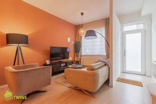 In een rustige maar toch centraal gelegen straat ontdekken we deze volledig instapklare, verrassend ruime en bijzonder energiezuinige woning. Dankzij...