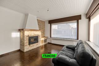 Deze verzorgde bungalow met aangebouwde garage is gelegen in een rustige doodlopende straat en biedt een ideale combinatie van comfortabel wonen en een centrale ligging. De woning beschikt over een conforme elektrische keuring en een vernieuwde badkamer, waardoor u zonder grote investeringen meteen kunt intrekken. Bovendien kan met enkele beperkte aanpassingswerken de energieprestatie eenvoudig worden verbeterd, wat mogelijkheden biedt om op relatief eenvoudige wijze een gunstiger EPC te behalen.<br /><br />Via de ruime inkomhal betreedt u de woning. De lichtrijke leefruimte vormt het centrale hart van het huis en sluit aan op de keuken. Verder beschikt de woning over twee volwaardige slaapkamers, een vernieuwde badkamer, een afzonderlijk gastentoilet en een extra kamer die perfect kan worden ingericht als bureau, dressing of kinderkamer.<br /><br />De aangebouwde garage biedt plaats voor een wagen en extra opbergruimte. Achteraan bevindt zich een gezellige tuin waar u in alle rust kunt genieten.<br /><br />Een bijkomende troef is de ligging in een doodlopende straat, wat zorgt voor een aangename en rustige woonomgeving.<br /><br />Plan vandaag nog uw bezoek met Demetrio via demetrio@immofrancois.be of 0474 90 37 80<br /><br />