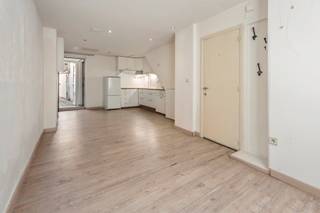In het centrum van Brugge bevindt zich deze vergunde opbrengsteigendom bestaande uit 2 appartementen.<br /><br />Het gelijkvloers appartement beschikt over een benutbare oppervlakte van ca. 45 m² en omvat een leefruimte met open keuken, een slaapkamer met badkamer (voorzien van douche, lavabo, toilet en aansluiting voor wasmachine). Dit appartement beschikt over een conformiteitsattest en éénjarige huurovereenkomst à 560€/maand.<br /><br />Het bovenliggend appartement strekt zich uit over twee verdiepingen en heeft een benutbare oppervlakte van ca. 92 m². Het beschikt over een heldere leef- en eetruimte en een volledig ingerichte keuken. Op de bovenliggende verdieping bevinden zich een slaapkamer, badkamer en bergruimte. Via een vaste trap is bovendien een extra nivo bereikbaar dat kan worden ingericht als bureau, hobbyruimte of bijkomende berging. De huurovereenkomst van dit appartement neemt een einde op 15 januari 2027. <br /><br />De vergunde indeling met 2 woonentiteiten maakt van dit pand een aantrekkelijke opbrengsteigendom. Ook voor eigen bewoning biedt dit interessante mogelijkheden: u kan het bovenliggend appartement bewonen terwijl de huurinkomsten van het gelijkvloers-appartement bijdragen aan de afbetaling van uw investering.<br /><br />Er zijn geen maatregelen gevonden volgens onze opvraging bij het Maatregelenregister. <br /><br />Heeft u interesse?<br />Neem contact met Katrien 0477 46 53 11 of katrien@waeyler.be.