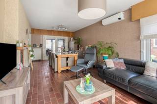 Instapklare, gerenoveerde gezinswoning met 3 slaapkamers en tuin.
Deze charmante en gerenoveerde gezinswoning, oorspronkelijk gebouwd in 1970, is rustig gelegen aan de rand van het centrum en biedt een ideale combinatie van ruimte, comfort en energiezuinigheid.
Bij het betreden van de woning kom je in de inkomhal, die toegang verleent tot de trap naar de verdieping en de leefruimte. De lichtrijke woonkamer vormt het hart van de woning en sluit naadloos aan op de keuken. Vanuit de keuken bereik je de veranda, een extra troef die zorgt voor een mooie overgang tussen binnen en buiten. Op het gelijkvloers bevindt zich tevens een praktische wasplaats met douche.
Op de eerste verdieping vinden we drie slaapkamers, elk met voldoende ruimte en lichtinval, evenals een badkamer uitgerust met een ligbad.
Verder beschikt de woning over een ruime zolder en een kelder, ideaal als extra bergruimte.
De oorspronkelijke garage werd omgevormd tot een ruime en praktische berging, perfect voor het stockeren van fietsen, gereedschap en andere materialen. Deze multifunctionele ruimte biedt tal van mogelijkheden.
Achteraan geniet je van een onderhoudsvriendelijke tuin waar het heerlijk vertoeven is in alle rust en privacy.
Dankzij de aanwezigheid van zonnepanelen, een thuisbatterij van 10 kWh, een vernieuwde hoogrendementsketel, airconditioning, een geïsoleerd dak en volledig vernieuwde ramen, scoort deze woning bovendien uitstekend op vlak van energiezuinigheid en hedendaags wooncomfort.