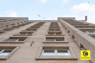 <p><span>Stijlvol gerenoveerd 2-slaapkamerappartement met zonnig terras te Berchem - Harmonie</span></p><p><span>Ontdek dit prachtig gerenoveerde appartement van 95 m² met een ruim terras van 10 m² aan de achterzijde, gelegen in een goed onderhouden gebouw in Berchem. Dankzij de doordachte renovatie met kwalitatieve materialen, overvloedige lichtinval en een energiezuinig EPC-label B, biedt dit appartement een perfect evenwicht tussen comfort, stijl en duurzaamheid.</span></p><p><span> </span></p><p><span>Berchem behoort al jaren tot de meest geliefde woonwijken van Antwerpen en dat is geen toeval. De buurt rond Harmonie combineert hippe horecazaken en lokale winkels met groene ruimtes zoals het nabijgelegen Albertpark. Dankzij de vlotte verbindingen ben je in enkele minuten zowel op de Antwerpse Ring als in het stadscentrum. Openbaar vervoer, scholen en andere voorzieningen bevinden zich op wandelafstand, wat deze locatie bijzonder aantrekkelijk maakt voor wie stedelijk wil wonen zonder in te boeten aan rust en bereikbaarheid.</span></p><p><span> </span></p><p><span>Indeling</span></p><p><span>Bij binnenkomst betreed je een aangename inkomhal met veiligheidsdeur, die meteen de toon zet voor de rest van het appartement: een combinatie van kwaliteitsvolle afwerking en functionele indeling. De ruime leefruimte geniet de hele voormiddag van zonlicht dankzij de grote raampartijen die doorlopen tot op de vloer  wat zorgt voor een heerlijk open en luchtig gevoel. In de lente en zomer valt het zonlicht prachtig binnen in de living en keuken, wat deze ruimte nog aangenamer maakt.</span></p><p><span>De open keuken is een echte blikvanger, uitgevoerd in hoogwaardige materialen met keramisch werkblad, inductiekookplaat, vaatwasser, ijskast, combi-oven en kwaliteitsvolle kasten met 10 jaar garantie. De keukentoestellen genieten nog 5 jaar garantie, wat de degelijkheid van deze renovatie extra onderstreept.</span></p><p><span> </span></p><p><span>Verder zijn er twee ruime slaapkamers met veel lichtinval en een aparte berging met aansluiting voor wasmachine en droogkast. De badkamer sluit perfect aan bij de natuurlijke elegantie van het interieur, met een stijlvolle tegelvloer die harmonieus aansluit op de geoliede parketvloer in natuurlijke eik die naadloos doorloopt doorheen het volledige appartement.</span></p><p><span>Vanuit de slaapkamers heb je toegang tot het zonnige terras van ca. 10 m² aan de achterzijde, waar je geniet van veel privacy en een rustig uitzicht  een ideale plek om te ontspannen na een drukke dag.</span></p><p><span> </span></p><p><span>Extra troeven</span></p><p><span>- Bewoonbare oppervlakte: 95 m² + 10 m² terras</span></p><p><span>- Energiezuinig EPC-label B</span></p><p><span>- Kelderberging inbegrepen</span></p><p><span>- Veiligheidsdeur en akoestische beglazing</span></p><p><span>- High-end ledverlichting met 5 jaar garantie inbegrepen</span></p><p><span>- Volledige renovatie uitgevoerd door Belgische aannemer</span></p><p><span>- Privé verwarmings- en waterverbruik inbegrepen in de gemeenschappelijke kosten.</span></p><p><span>- Elektriciteit conform AREI en asbestvrij</span></p><p><span> </span></p><p><span>Dit appartement biedt alles wat je mag verwachten van een moderne, energiezuinige woning: kwalitatieve afwerking, overvloedig daglicht, een rustige ligging en praktische voorzieningen zoals een kelder en fietsenstalling. Een ideale keuze voor wie op zoek is naar instapklaar comfort in het hart van Berchem.</span></p><p><span> </span></p>