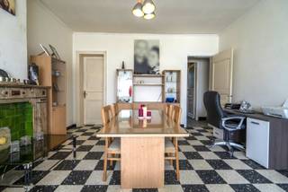 In het centrum van het gezellige en rustige Stasegem bevindt zich deze op te frissen woning met verrassend veel ruimte en mogelijkheden.<br /><br />Via de gedeelde oprit bereik je de woning. Rechts bevindt zich een ruime voortuin en vooraan is er voldoende parkeergelegenheid voor meerdere wagens.<br /><br />Op het gelijkvloers beschikt de woning over een ruime inkomhal, een gezellige woonkamer met aansluitende keuken en een veranda. Daarnaast is er ook een slaapkamer op het gelijkvloers, wat de woning extra praktisch maakt. Aan de zijkant bevindt zich een aangenaam terras.<br /><br />De bovenverdieping biedt een zeer ruime slaapkamer die eenvoudig kan worden opgesplitst in twee volwaardige slaapkamers. Verder is er een ruime badkamer.<br /><br />Als extra troeven beschikt de woning over een berging, kelder en garage. Dankzij de ruime indeling en de verschillende mogelijkheden vormt deze woning een interessante basis voor wie op zoek is naar een woning die naar eigen smaak kan worden opgefrist en ingericht.<br /><br />Waarom net dit aanbod overwegen?<br /><br />✔ 2 ruime slaapkamers<br />✔ extra kamer mogelijk<br />✔ veel parkeermogelijkheden<br />✔ goeie ligging<br /><br />Interesse, bel 0486 05 88 88<br />Attesten & documenten: www.nestr.be