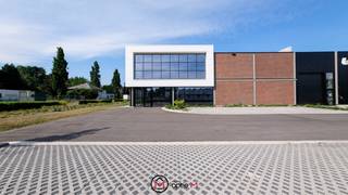 Deze nieuwbouw KMO-unit maakt deel uit van het gloednieuwe bedrijvenpark C-site. Het is gelegen aan het kanaal en pal aan de grote ring van Hasselt.<br /><br />Unit 1 ligt op een strategische zichtlocatie op het kruispunt van de Trichterheideweg en de Sasstraat en geniet hierdoor van maximale visibiliteit voor jouw bedrijf. Het perceel maakt deel uit van een future-proof bedrijvenpark met oog voor duurzaamheid, toegankelijkheid en een innovatieve mix van kantoren, showrooms en bedrijfsruimtes.<br /><br />De unit heeft een totale oppervlakte van 1.174 m². Dit is opgedeeld in een magazijnruimte van 752 m², een vooraanliggende ruimte van 401 m² (geschikt voor showroom of kantoor), en een mezzanine van 105 m² die ideaal benut kan worden als kantoor of personeelsruimte op de verdieping.<br />De ruimte beschikt over een vrije hoogte van 6,9 meter, een lichtstraat, en een elektrisch bediende sectionaalpoort met geïntegreerde loopdeur (afmetingen 4 m breed x 5 m hoog).<br />Binnenafwerking (zoals pleisterwerken of metselwerken) is momenteel niet voorzien, waardoor je de inrichting volledig kan afstemmen op jouw noden.<br /><br />Troeven van deze KMO-unit op een rijtje:
<ul>
	<li>Uitstekende zichtlocatie op een druk kruispunt in Hasselt</li>
	<li>Totale oppervlakte van 1.174 m² met flexibele invulling (magazijn, kantoor, showroom)</li>
	<li>20 privé parkeerplaatsen inbegrepen</li>
	<li>Onderdeel van het innovatieve bedrijvenpark C-site</li>
</ul>
Ben je op zoek naar een bedrijfsruimte op een toplocatie die zichtbaarheid, bereikbaarheid én flexibiliteit combineert? <br />Optie M vastgoed I carine@optie-m.be I 0478/41 58 70