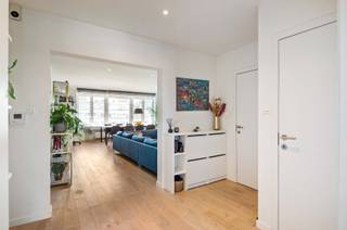 Op zoek naar een lichtrijke, instapklare thuis in Wilrijk? Dit stijlvolle appartement op de 4de verdieping van Ringlaan 71 ligt op een toplocatie: een bruisende buurt met alle dagelijkse voorzieningen binnen handbereik, en toch een groene, rustige omgeving.

Het appartement werd in 2019 van kop tot teen gerenoveerd en in 2026 nog eens volledig opgefrist — instapklaar dus, zonder gedoe. Bij binnenkomst verwelkomt een ruime inkomhal je, met een apart gastentoilet. De warme parketvloer loopt door tot in de lichtrijke leefruimte met aangrenzende keuken, dé plek om te koken en tegelijk gezellig samen te zijn.

Het appartement telt 2 ruime slaapkamers, waarvan één rechtstreeks toegang biedt tot het knusse terras aan de achterzijde — ideaal voor een kop koffie in de ochtendzon of een rustig moment na een drukke dag. De volledig vernieuwde badkamer maakt het plaatje compleet, met een ruime inloopdouche, dubbele lavabo in een zwevend meubel en een handdoekradiator.

Kortom: licht, comfort en stijl in een verzorgd gebouw op een toplocatie in Wilrijk.