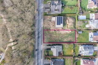 <p>Découvrez ce terrain à bâtir attrayant d’une superficie de 7 ares 32 centiares, idéal pour la réalisation de la maison de vos rêves en construction ouverte. Grâce à sa largeur de 17,5 mètres, ce terrain offre de nombreuses possibilités pour concevoir une habitation spacieuse et lumineuse.</p>
<p>Les prescriptions urbanistiques offrent un bel équilibre entre liberté et cadre :</p>
<ul>
<li>Construction ouverte avec une largeur de façade maximale de 11,5 mètres</li>
<li>Profondeur de construction maximale de 18 mètres</li>
<li>Distance minimale de 3 mètres des limites latérales</li>
<li>Distance minimale de 8 mètres par rapport à la limite arrière du terrain</li>
</ul>
<p>Sur le plan architectural, plusieurs options sont possibles :</p>
<ul>
<li>Pente de toiture entre 15° et 45°</li>
<li>Hauteur de corniche maximale de 4,4 mètres</li>
<li>Hauteur au faîte maximale de 7,50 mètres</li>
<li>Lucarnes droites en pignon autorisées</li>
</ul>
<p>Une zone de construction de minimum 6 mètres et maximum 10 mètres à partir de l’alignement offre une flexibilité supplémentaire.</p>
<p>Éléments complémentaires :</p>
<ul>
<li>Abri de jardin ou serre autorisé (max. 6 m², hauteur max. 2,25 m)</li>
</ul>
<p>Ce terrain est idéal pour ceux qui recherchent espace, tranquillité et liberté de construction.</p>
<p>Une opportunité unique de concrétiser votre projet immobilier !</p>