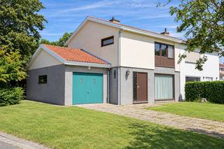 Op een rustige ligging in Heist bevindt zich dit te renoveren huis met 3 slaapkamers met bijzonder veel potentieel. De woning bevat een aangename tuin, inpandige garage en oprit.<br /><br />Het pand is gelegen in een rustige, kindvriendelijke buurt binnen het Kijkdorp, vlakbij het moderne Heulebrug. De omgeving kenmerkt zich door haar aangename woonsfeer en uitstekende bereikbaarheid. Het centrum van Heist, openbaar vervoer, winkels en het strand zijn op korte afstand bereikbaar. <br /><br />Indeling:<br />GLV:<br />- inkomhal met gastentoilet<br />- leefruimte<br />- keuken<br />- inpandige garage met toegang tot de tuin<br /><br />1ste verdieping:<br />- nachthall <br />- badkamer<br />- 3 volwaardige slaapkamers<br /><br />Deze verkoop gebeurt via Covast door middel van publieke bieding. Meer informatie op www.covast.be<br /><br />Wenst u meer informatie of een bezoek? Neem contact op met ons kantoor via heist@dewaele.com of 050 612 612<br /><br />Dit pand is onderworpen aan de renovatieverplichting van de Vlaamse overheid voor residentiële gebouwen (behoudens bij sloop binnen 5 jaar na de aankoop). Consulteer voor meer informatie de website van het Vlaams Energie- en Klimaatagentschap via https://www.vlaanderen.be/een-woning-kopen/renovatieverplichting-voor-residentiele-gebouwen<br /><br />Bestuursmaatregelen in het maatregelenregister: nee