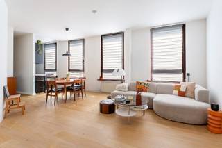 Charmant appartement in kleinschalig gebouw<br /><br />Locatie<br />Gelegen in de Cassiersstraat, op wandelafstand van het groene Park Spoor Noord. Deze buurt heeft de afgelopen jaren een flinke metamorfose ondergaan en is ideaal gelegen met winkels, openbaar vervoer en scholen (met onder meer de AP Hogeschool) in de directe omgeving. Daarnaast ben je op twee minuutjes op het trendy Eilandje en het centrum van de stad.<br /><br />Beschrijving<br />Het appartement bevindt zich op de eerste verdieping van een kleinschalig gebouw. Via de inkomhal (waar ruimte is voor een vestiaire) betreden we de gezellige leefruimte. Wat onmiddellijk opvalt zijn de hoge plafonds en de grote raampartijen (voorzien van dubbele beglazing), waardoor de zonnestralen prachtig binnenvallen in het hele appartement. De open keuken werd vernieuwd in 2021 en sluit naadloos aan op de leefruimte. De badkamer is uitgerust met een wastafel, badkamermeubel, aansluiting voor een wasmachine en de cv-ketel. Hier geniet je van een douche in bad. Tot slot beschikt het appartement over een volwaardige slaapkamer, ideaal voor wie comfortabel wil wonen op een centrale locatie in Antwerpen. Momenteel verhuurd voor 674 euro per maand + 50 euro maandelijkse kosten.<br /><br />Bijzonderheden<br />- Conforme elektriciteit<br />- Maandelijkse lasten: 116,11 euro (incl.: voorschot water, professionele syndicus, blokpolis, en rechtsbijstand)<br />- Aparte meters: gas en elektriciteit<br />- Bewoonbare opp. volgens EPC: 67m²<br />- Airco in slaapkamer<br /><br />Verplichte vermeldingen<br />EPC: 344 kWh/m²<br />P-score: C<br />G-score: C<br />Stedenbouwkundige inlichtingen: in aanvraag