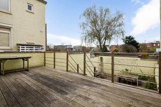 Deze uitstekend, rustig en strategisch gelegen woning bevindt zich op een gegeerde locatie nabij het Rivierenhof, een uitgestrekt en veelzijdig park waar natuur, ontspanning en recreatie samenkomen. Dankzij de combinatie van rust, groen en een vlotte bereikbaarheid naar in- en uitvalswegen geniet u hier van een bijzonder aangename woonomgeving.<br /><br /><strong>Indeling</strong><br /><br />De woning wordt betreden via de inkomhal of via de inpandige garage met automatische poort. In de inkomhal met vestiairegedeelte en gastentoilet heeft u toegang tot een polyvalente ruimte, ideaal als bureau, hobbyruimte of extra slaapkamer, evenals een ruime berging met alle technische voorzieningen. Deze ruimte geeft rechtstreeks uit op de gezellige en zonnige stadstuin met overdekt terras.<br /><br />Op de <strong>eerste verdieping</strong> bevindt zich de leefruimte, bestaande uit een ruime en lichtrijke woonkamer met aansluitend de eetruimte en open keuken. De grote raampartijen zorgen voor een aangename lichtinval en versterken het open karakter van deze verdieping. Via de eetruimte bereikt u het ruime en zonnige terras, dat via een vaste trap verbonden is met de tuin.<br /><br />De <strong>tweede verdieping</strong> omvat twee bijzonder ruime slaapkamers, waarvan één met ingemaakte kasten en de andere met een geïntegreerd bureau. Deze verdieping biedt bovendien de mogelijkheid om een derde slaapkamer te creëren. De badkamer is uitgerust met een ligbad met douchefunctie, lavabomeubel, toilet en voldoende opbergruimte.<br /><br /><strong>Bijzonderheden</strong><br />+ 21 zonnepanelen<br />+ Verwarming via warmtepomp (lucht-water en lucht-lucht)<br />+ Warmtepompboiler<br />+ Elektriciteit conform<br />+ Gezellige stadtuin en terras<br />+ Volledige UTP-bekabeling<br />+ Rolluiken en screens aanwezig