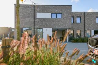 Deze ruime en energiezuinige nieuwbouwwoning met 3 slaapkamers heeft een bewoonbare oppervlakte van 145m² (volgens EPC-attest). De halfopen...