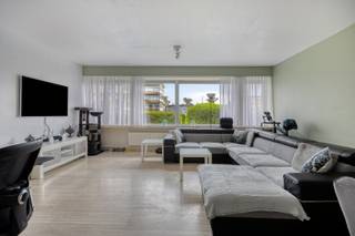 Dit zeer ruime en instapklare appartement beschikt over 3 slaapkamers en een bewoonbare oppervlakte van maar liefst 124 m². De grote zonnige tuin biedt tal van mogelijkheden om te genieten van het buitenleven. <br /><br />Bij het betreden van het appartement komt u in de inkomhal met vestiaireruimte. De ruime en lichtrijke woonkamer sluit naadloos aan op de volledig geïnstalleerde en vernieuwde leefkeuken. Deze moderne keuken is uitgerust met een ontbijthoek en hoogwaardige toestellen, waaronder een combi-oven, combi-microgolfoven, combi-stoomoven, ingebouwde koffiemachine, koelkast met vriezer, inductiekookplaat, dampkap, spoelbak, vaatwasser en ingemaakte kasten.<br />Aansluitend aan de keuken bevindt zich een praktische bergruimte met aansluiting voor wasmachine en droogkast.<br />Via de nachthal bereikt u de volledig ingerichte dressing (of bureau-/hobbykamer), het aparte gastentoilet en de badkamer, die voorzien is van een inloopdouche en een stijlvol lavabomeubel. Verder beschikt het appartement over drie ruime slaapkamers (allen voorzien van vliegenramen/-deur. De master bedroom alsook de 3e slaapkamer geven rechtstreeks toegang tot het privatieve en zonnige terras, dat aansluit op een prachtige tuin met een schitterend en rustgevend uitzicht. <br /><br />Extra: <br />- EPC-klasse C (239 kWh -> GEEN renovatieverplichting!) <br />- Elektriciteit = CONFORM<br />- Asbestveilig<br />- Overal rolluiken voorzien<br />- Terras + ramen living en keuken voorzien van zonnewering<br />- Watertoets: perceelscore A, gebouwscore A. <br />- Woongebied, VKr, Gmo, Vg, Gvv, maatregelenregister in aanvraag. <br /><br />Nabij school, winkels, autosnelweg, openbaar vervoer, etc. Voor meer info ga naar www.coenenvastgoed.be of bel 03/375.82.92