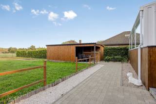 In het landelijke en rustige Pajottegem (Herne) bevindt zich deze vrijstaande woning op een perceel van 8are 60 ca, met tal van mogelijkheden voor wie op zoek is naar rust en een landelijk zicht.<br />De woning beschikt over een praktische en functionele indeling met momenteel twee volwaardige slaapkamers. De verdieping biedt bovendien de mogelijkheid om extra slaapkamers te creëren met reeds voorziene toegang. De woning is volledig onderkelderd, wat zorgt voor heel wat extra opslag- en bergruimte. Daarnaast beschikt ze over een garage met elektrische sectionaalpoort en ruime parkeermogelijkheden dankzij de oprit voor en naast de woning. De badkamer, keuken, gasverwarmingsinstallatie, elektriciteit werden recent vernieuwd.<br />Een bijkomende meerwaarde is de aanwezige paardenstalling met plaats voor drie paarden, ideaal voor dierenliefhebbers of wie nood heeft aan extra bergruimte. De zonnige veranda vormt dan weer een aangename uitbreiding van de leefruimte.<br />Op energetisch vlak beschikt de woning over een interessant verbeterpotentieel. Hoewel de woning momenteel een EPC-label F heeft en bijgevolg onder de renovatieverplichting valt, kunnen gerichte ingrepen de energieprestatie aanzienlijk verbeteren. Zo kan het aanbrengen van 12 cm PUR-dakisolatie, in combinatie met de plaatsing van zonnepanelen, reeds een belangrijke stap betekenen richting het vereiste EPC-label D. Deze maatregelen bieden de mogelijkheid om de energetische renovatie doelgericht aan te pakken, zonder noodzakelijk een totaalrenovatie te moeten uitvoeren. De exacte impact op het EPC-label dient nog te worden bevestigd via een energiesimulatie.<br />Een eigendom met potentieel, praktische troeven en uitbreidingsmogelijkheden op een landelijke locatie: contacteer Karin op 0468 12 68 62