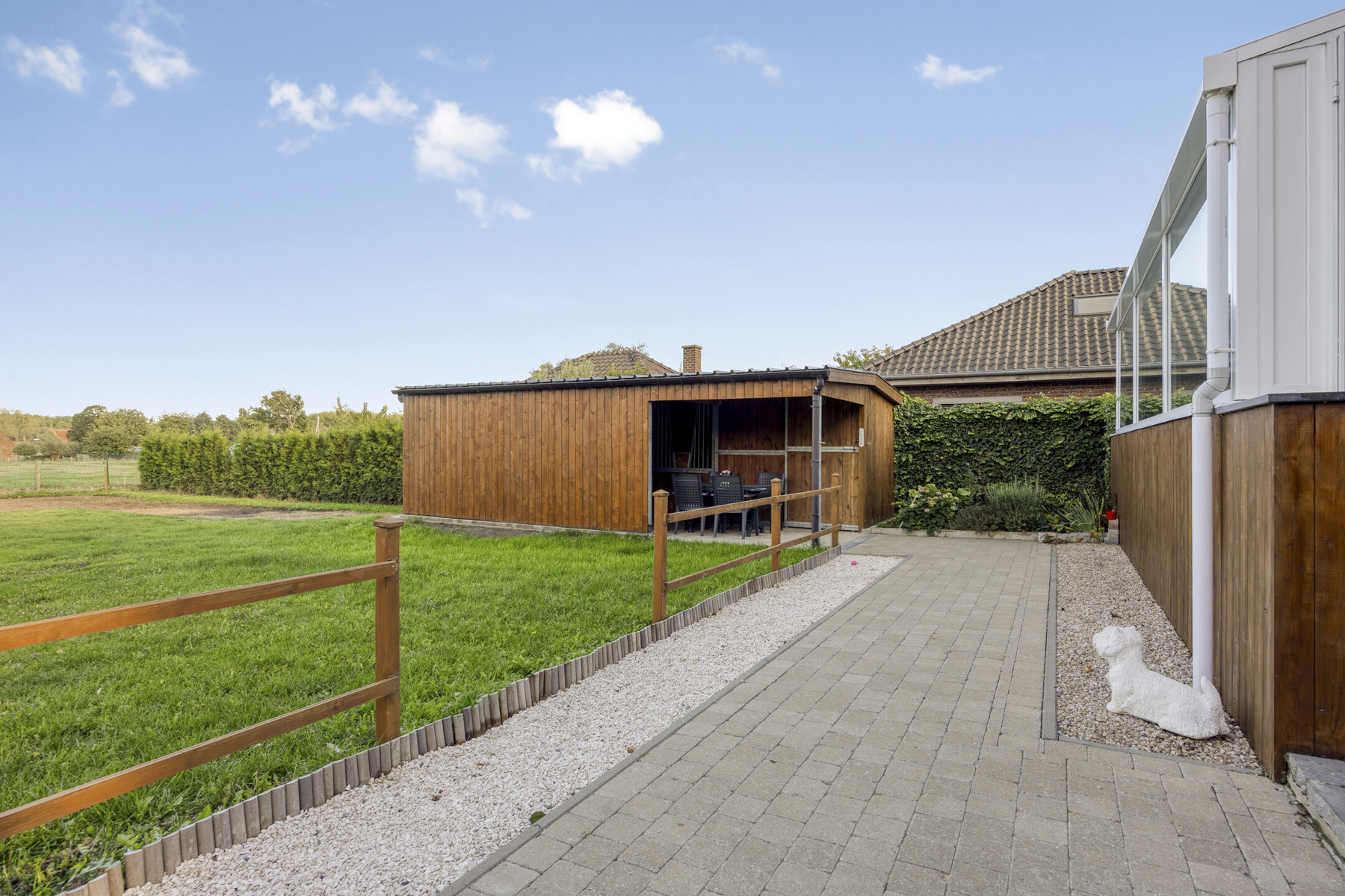 Open bebouwing met tal van mogelijkheden en paardenstallen - foto 2