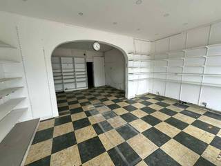 Deze karaktervolle ruimte in het centrum van Borsbeek combineert zichtbaarheid, charme en comfort. Grote etalage, veel licht, en... parkeren?...