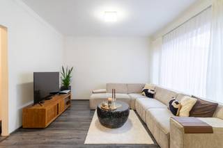 [[ DIT PAND NEEMT DEEL AAN DE ERA OPEN HUIZEN DAG OP 6/12 VAN 11:00 TOT 12:00 ]]
<p>Welkom in de <strong>Gebroeders de Wachtersstraat</strong>, een charmante en rustige straat in het bruisende Wilrijk. Hier woon je op een plek waar alles samenkomt: de gezellige dorpssfeer, het gemak van winkels en horeca om de hoek, én de rust van groene parken vlakbij. Zin in een koffietje of een lekkere brunch? De Bist en omgeving bieden tal van leuke adresjes. Liever wat natuur? Het Nachtegalenpark, het Middelheimpark en Park den Brandt liggen slechts een korte fietstocht van je verwijderd. Bovendien ben je dankzij de uitstekende verbindingen zo in het centrum van Antwerpen of op de autosnelweg richting Brussel of Gent.</p><p>Te midden van dat alles vind je dit <strong>gezellige appartement op de eerste verdieping. </strong>De lichtrijke leefruimte vormt het hart van de woning en biedt een warm welkom. Grote ramen laten het daglicht overvloedig binnen en creëren een open, luchtige sfeer. Aansluitend ligt de moderne keuken, praktisch én stijlvol ingericht, met alles wat je nodig hebt: een afwasmachine, oven, en een ingebouwde koelkast met diepvries.</p><p>Verder zijn er twee ruime slaapkamers, elk met voldoende plaats voor een groot bed en kast. Of misschien gebruik je één kamer liever als bureau of hobbyruimte, de mogelijkheden zijn er volop. De badkamer is netjes afgewerkt en voorzien van alle nodige comfort en ook een apart toilet is aanwezig</p><ul><li>Kleinschalig gebouw = lage gemeenschappelijke kosten</li><li>Rolluiken aanwezig</li><li>Inclusief 2 kelderbergingen</li><li>Inpandig terras</li></ul><p>Kortom: dit appartement combineert licht, rust en praktische indeling op een toplocatie in Wilrijk. Ideaal voor wie op zoek is naar een verzorgde woonst met karakter.</p>