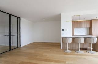 KIJKDAG: MAANDAG 7 SEPTEMBER 16U-20U. GELIEVE UW AANWEZIGHEID TE BEVESTIGEN. Op toplocatie aan de Groenenborgerlaan ligt dit volledig gerenoveerde penthouse van ca. 100 m². Dankzij de ligging op de hoogste verdieping geniet u van maximale privacy, veel lichtinval en een prachtig vrij uitzicht op Park Den Brandt en de Antwerpse skyline.<br /><br />Via de veiligheidsdeur betreedt u de ruime inkomhal met ingebouwde vestiairekast en videofoon. Van hieruit bereikt u het gastentoilet, de badkamer, beide slaapkamers en de leefruimte.<br /><br />De lichtrijke L-vormige leefruimte (ca. 43 m²) met parketvloer vormt het hart van het appartement. Grote schuiframen zorgen voor veel licht en geven toegang tot een ruim terras met panoramisch uitzicht. Aansluitend bevindt zich de vernieuwde designkeuken met centraal eiland, uitgerust met hoogwaardige ingebouwde toestellen.<br /><br />De moderne badkamer beschikt over een ruime inloopdouche, lavabomeubel, handdoekradiator en geïntegreerde nieuwe wasmachine en droogkast. Daarnaast is er een apart gastentoilet en berging.<br /><br />Beide slaapkamers zijn voorzien van dezelfde warme parketvloer en maatwerkkasten. Vanuit beide kamers heeft u toegang tot het tweede, zuidgerichte terras. Dubbele hoogrendementsbeglazing met zonwerende eigenschappen zorgt voor extra comfort en rust.<br /><br />Verder beschikt het appartement over een droge privatieve kelderberging met opbergschabben en een ruime afgesloten ondergrondse garagebox van 16 m² met afstandsbediening.<br /><br />Troeven<br />✔ Volledig gerenoveerd met hoogwaardige materialen<br />✔ Energiezuinige hoogrendementsbeglazing<br />✔ Hoogste verdieping, geen inkijk<br />✔ Panoramisch uitzicht<br />✔ Twee terrassen (ca. 14 m²)<br />✔ Lift<br />✔ Uitstekende bereikbaarheid<br />✔ Ruime afgesloten garagebox<br /><br />Financiële voorwaarden<br />Huurprijs appartement: € 1.150/maand<br />Garagebox: € 100/maand<br />Gemeenschappelijke kosten: € 200/maand forfaitair, inclusief centrale verwarming, warm en koud water, onderhoud en verbruik van de gemeenschappelijke delen, syndicuskosten en verzekering.