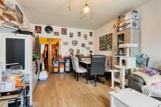 Dit goed onderhouden appartement (89m²) kent een gunstige ligging nabij winkels, openbaar vervoer en belangrijke invalswegen.<br /><br />Indeling van het appartement:<br />- Ruime woonkamer<br />- Ingerichte keuken<br />- Badkamer met ligbad en lavabo<br />- 2 volwaardige slaapkamers<br />- Gastentoilet<br />- Terras achteraan<br />- Kelder op het gelijkvloers<br /><br />Mogelijkheid tot aankoop van de garage (+ 20.000 euro)<br /><br />Extra troeven:<br />- Het dak werd in 2021 vernieuwd<br />- Verwarming op gas met calorimeters<br />- Individuele tellers voor nutsvoorzieningen<br />- Dubbele beglazing<br />- Lage gemene lasten (geen syndicus en geen lift aanwezig)<br />- Vernieuwde keuken<br /><br />Meer info en/of een bezoek gewenst? Neem dan snel contact op met onze makelaar Vicky op: 0472 18 40 06.<br /><br />Bestuursmaatregelen in het maatregelenregister: nee
