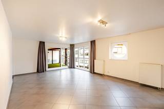 Dit aangename appartement is gelegen op een uitstekende locatie in het centrum van Aalst, op wandelafstand van de winkelstraten en de Grote Markt...