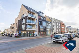 Bent u op zoek naar de perfecte locatie voor uw onderneming in Oostende? Dan is dit uw kans! In de nieuwbouw residentie Pigeon, gelegen op de hoek van de Duivenhokstraat en Nieuwpoortsesteenweg, bieden wij een modern handelsgelijkvloers/kantoorruimte aan. Deze ruimte is uitermate geschikt voor diverse commerciële activiteiten of als professionele kantoorruimte. Mis deze unieke kans niet en zet uw bedrijf in de schijnwerpers op een toplocatie in Oostende. Neem vandaag nog contact met ons op voor meer informatie of een bezichtiging.