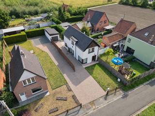 Deze halfopen bebouwing uit 1968 is centraal gelegen in Doornzele/Evergem en bevindt zich op een mooi perceel van 374 m². De woning beschikt over een goede basisconstructie en werd in 2023 voorzien van een nieuwe dakbedekking. Dankzij de praktische indeling en verschillende extra ruimtes biedt deze woning heel wat mogelijkheden om verder naar eigen smaak te moderniseren.<br /><br />Binnenin vinden we een nette keuken, een lichtrijke leefruimte, veranda en 2 slaapkamers. De woning is voorzien van dubbel glas en rolluiken. Buiten geniet u van een praktische oprit, een aangename tuin en een handig bijgebouw.<br /><br />Troeven:<br />- Halfopen bebouwing – bouwjaar 1968<br />- Centrale ligging in Doornzele<br />- Perceel van 374 m²<br />- Goede basisconstructie<br />- Nieuwe dakbedekking in 2023<br />- Dubbel glas + rolluiken<br />- Nette keuken met veranda<br />- 2 ruime slaapkamers<br />- Praktische oprit met handig bijgebouw<br />- EPC-label F – renovatieverplichting van toepassing<br /><br />Een interessante woning voor wie op zoek is naar een solide basis met potentieel en deze graag verder naar eigen smaak wil afwerken!<br />Meer info of een bezoek? Bel WIJSvastgoed op +32 9 395 80 10 !