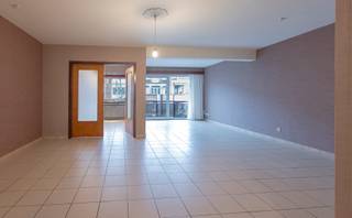 <p><strong>Verzorgd 3-slaapkamerappartement met terrassen in Sint-Agatha-Berchem</strong><br /><br />Dit aangename en instapklare appartement bevindt zich op de eerste verdieping van een goed onderhouden residentie uit 1992, bereikbaar via de personenlift.</p>
<p>De ruime inkomhal leidt naar de lichtrijke leefruimte met aansluitend balkon en de volledig uitgeruste keuken. Het appartement telt drie slaapkamers, waarvan één perfect dienst kan doen als dressing of kinderkamer. Twee slaapkamers geven uit op een privatief terrasje met praktische berging.</p>
<p>Daarnaast beschikt het appartement over een badkamer met douche in bad, dubbele wastafel en aansluiting voor wasmachine, evenals een apart gastentoilet.</p>
<p>Een privatieve garagebox met kelderruimte is optioneel bij aan te kopen, mits een meerprijs.</p>
<p>Het appartement bevindt zich op wandelafstand van het levendige Schweitzerplein. Dankzij de gunstige ligging nabij openbaar vervoer, winkels en diverse voorzieningen geniet u hier van een comfortabele woonomgeving met uitstekende bereikbaarheid.</p>
<p>EPC: 210 kWh/(m²/jaar) – label D<br />Elektriciteit: conform</p>