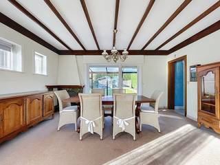 Op te knappen woning gelegen op enkele minuten van het strand (400m) en nabij het centrumv van Koksijde-Bad (800m). De woning bestaat uit: inkomhal, toilet, lichtrijke living met eetkamer, keuken. Verdiep: drie slaapkamers, een badkamer met wastafel, ligbad en toilet. Zolderruimte. Garage op het straatniveau. Mooie tuin die geniet van de zon van 's morgens tot 's avonds. Ref. Record.