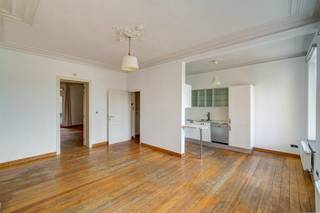 Interested? Plan your visit yourself via our online calendar.
Questions? Feel free to contact Wim Verhaegen at wim@copandi.be or +32 495 10 90 47.
Located on the lively Fontainas Square, right in the heart of Brussels, this bright and pleasant first-floor apartment is an ideal investment opportunity. With a spacious bedroom, an open living area, and a large terrace, it offers everything for comfortable city living.
The apartment is currently rented at €1,500, generating a gross yield of 6%!
Upon entering, you’ll find a central hall of 10 m² that connects to all the rooms. The bright living room of 21 m² flows into an open kitchen (9 m²), creating a warm and open atmosphere. The apartment also includes a spacious 20 m² bedroom and a modern bathroom of 12 m². There are also 2 separate toilets (1 m² each) and an additional entrance hall at the front door (1 m²). A large 18 m² terrace is a true highlight, offering an oasis of calm right in the city centre.
This apartment combines peace, comfort, and urban dynamism in a unique way. Discover it yourself at 6 Fontainas Square, Brussels!
✅ Very central location on Fontainas Square
✅ Spacious living area with open kitchen
✅ Large bedroom and separate bathroom
✅ Bright apartment with a beautiful terrace
✅ Perfect as an investment