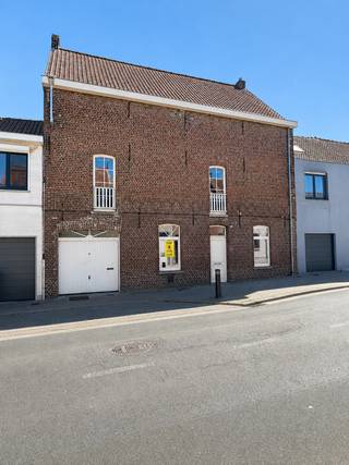 Deze ruime woning geniet een centrale ligging te Lauwe, vlakbij het centrum, openbaar vervoer en diverse winkels, … Daarnaast biedt de woning...