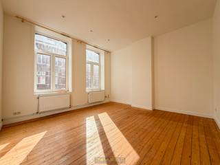 Op een topligging, op wandelafstand van het bruisende centrum van Ronse én het station, bevindt zich dit gezellige appartement met twee slaapkamers. Het is gelegen in een verzorgd en rustig appartementsgebouw.<br /><br />De indeling is als volgt: inkomhal, lichtrijke woonkamer, keuken, twee volwaardige slaapkamers en een badkamer met toilet.<br /><br />GEEN SYNDICKOSTEN<br /><br />Adres: Charles Vandoorenstraat 11 bus 0101 - 9600 Ronse<br />Onmiddellijk beschikbaar<br />Huurprijs: €750,00/maand<br />EPC: 114kWh/m²/jaar.