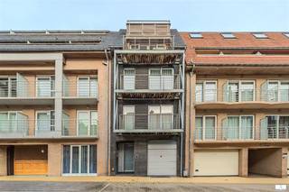 Instapklaar duplexappartement in het centrum van Middelkerke, op wandelafstand van zee en duinen. Dit appartement van circa 99 m² biedt een...