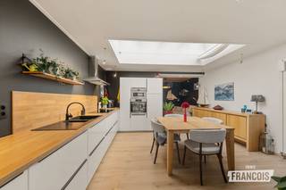 Ontdek deze aangename woning in de Rustenburgstraat 43 te Brugge. Met vier slaapkamers, een volledig vernieuwde keuken en een zuidgerichte tuin heeft deze woning heel wat troeven in huis. De woning is gelegen in een rustige buurt, op korte afstand van het centrum, het ziekenhuis en de Expressweg. Hierdoor geniet u van een aangename woonomgeving met een vlotte verbinding naar de belangrijkste voorzieningen en invalswegen.<br /><br />Bij het binnenkomen wordt u verwelkomd in de inkomhal, die toegang biedt tot een ruime berging. Vervolgens komt u in de ruime leefruimte met open keuken, die recent volledig werd vernieuwd. Ook de badkamer bevindt zich op het gelijkvloers en is uitgerust met een ruime inloopdouche.<br /><br />Dankzij de dakramen en de grote raampartijen achteraan geniet de woning van een mooie natuurlijke lichtinval. Via het schuifraam bereikt u de ruime, zuidgerichte tuin. Het overdekte terras met luifel in melkglas vormt de ideale plek om het hele jaar door van het buitenleven te genieten. Verder beschikt de tuin over een groene zone en een ruim tuinhuis, ideaal voor het opbergen van tuinmateriaal en andere spullen.<br /><br />Op de eerste verdieping bevinden zich twee ruime slaapkamers en een apart toilet. De master bedroom beschikt bovendien over een ingebouwde kast. Op de tweede verdieping zijn nog twee slaapkamers ingericht, waardoor de woning in totaal vier slaapkamers telt.<br /><br />Een extra troef: in twee slaapkamers is reeds een lavabo aanwezig. Wie graag een bijkomende douche of badkamer voorziet, beschikt hierdoor over een interessante basis om dit verder uit te werken. Ook op energetisch vlak heeft deze woning heel wat te bieden. Met een EPC-label B, zonnepanelen en een thuisbatterij geniet u van een energiezuinige woning met oog op de toekomst.<br /><br />Interesse? Contacteer Giovanni voor meer informatie of een bezoek via 0468 43 21 35 of giovanni@immofrancois.be!<br /><br />
