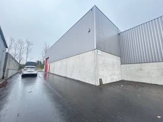 Deze ruime en instapklare loods is gunstig gelegen in een ambachtelijke zone, niet ver van de oprit van de autosnelweg in Menen. Ideaal voor...