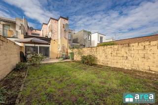 <p><span>Achter deze charmante gevel, in een rustige straat in Deurne, bevindt zich deze moderne gezinswoning. Het betreft een instapklare woning met 3 à 4 slaapkamers (afhankelijk van gebruik) met een gezellige zuidgerichte tuin (70m²). Omwille van de centrale ligging heb je alles binnen handbereik: winkels, scholen en het openbaar vervoer, in de nabijheid van verschillende uitvalswegen zoals de Ring van Antwerpen.</span></p><p><span> </span></p><p><span>Kortom, een ideale woning met mogelijkheden voor een jong en/of groot gezin!</span></p><p><span> </span></p><p><span>Grootste troeven:</span></p><p><span>-Centrale doch rustige locatie</span></p><p><span>-Instapklare woning</span></p><p><span>-polyvalente ruimte (kantoor, praktijk, slaapkamer, living,…)</span></p><p><span>-Gezellige stadstuin (70m²) </span></p><p><span> </span></p><p><span>Indeling:</span></p><p><span>-Kelder: ruime kelder (65m²), ideaal voor stockage!</span></p><p><span>-GLVL: langs voorzijde treffen we een polyvalente ruimte, die ideaal kan dienen als praktijk- of kantoorruimte, extra slaapkamer of uitbreiding van de living. Aansluitend bevindt zich de living met toegang tot volledig uitgeruste leefkeuken (30m²) met kookeiland en een sierhaard. Deze ruimte geniet van veel lichtinval omwille van de koepel en raampartij richting de tuin. Achteraan de woning bevindt zich de 1</span><span><sup>ste</sup></span><span> ingerichte badkamer met douche en WC. Tot slot komen we in de gezellige, zuidgerichte tuin.</span></p><p><span>-V1: het bovenste verdiep biedt plaats voor 3 slaapkamers (14m², 14m² &amp; 8m²). Verder treffen we de 2</span><span><sup>de</sup></span><span> uitgeruste keuken met daarachter een ingerichte badkamer met WC en douche.</span></p><p><span> </span></p><p><span>Voor meer informatie kan u terecht bij Area Partners: Info@area.be of 03/284.60.60</span></p>