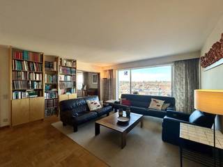 Op een boogscheut van Leuven en met een vlotte verbinding naar de E40 en E314, nabij IMEC, Researchpark Haasrode en UZ Leuven (Gasthuisberg), bevindt zich dit uitzonderlijk ruime appartement met 3 slaapkamers, een groot terras en kelderberging.<br />Dankzij de centrale ligging bereikt u te voet of met de fiets moeiteloos diverse winkels zoals Spar, Carrefour Market en Delhaize, evenals scholen, faculteiten en buurtwinkels. Het treinstation van Heverlee en verschillende buslijnen bevinden zich op een wandelafstand van 5 minuten.<br />Het appartement is gelegen op de zesde verdieping van een netjes onderhouden gebouw met lift en omvat een inkomhal, een lichtrijke woon- en leefruimte met aparte eetkamer (voorheen 4e slaapkamer), een keuken, een apart toilet, drie volwaardige slaapkamers en een badkamer uitgerust met dubbele wastafel, ligbad en aansluiting voor de wasmachine.<br />Vanop het ruime terras geniet u van een prachtig en open uitzicht.<br />Extra troef: in deze verkoop zijn zowel de garagebox als de open autostaanplaats – beide gelegen vlak aan de ingang van het gebouw – inbegrepen in de prijs.<br />Daarnaast beschikt het gebouw over een gemeenschappelijke fietsenstalling, en is er een gemeenschappelijke, ingerichte en goed onderhouden tuin aan de zonnige achterzijde van het woongebouw.<br />Mits een lichte opfrissing vormt dit appartement de ideale woonst voor wie ruim en comfortabel wil wonen op een bijzonder gunstige en centraal gelegen locatie.