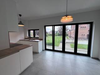 Op een gunstige locatie nabij het centrum van Zottegem, aan het Heilig Hartplein, bevindt zich dit modern en instapklaar appartement. Dankzij de centrale ligging zijn scholen, winkels en het station op wandelafstand bereikbaar, wat zorgt voor optimaal wooncomfort.<br /><br />Het appartement werd praktisch ingedeeld en omvat twee slaapkamers, een badkamer met douche, gastentoilet en een lichtrijke leefruimte met open keuken. <br />Verder beschikt het gebouw over een privatieve kelderberging en een autostaanplaats.<br /><br />Het appartement combineert een functionele indeling met een gunstige ligging, wat zorgt voor een aangename woonomgeving.<br /><br />Huurprijs: €850/maand<br />Forfaitaire kosten: €35/maand (gemeenschappelijke lasten)<br /><br />Voor meer informatie of een vrijblijvend bezoek bel Flore op het nummer 055/59 50 10 of email flore@vastgoedbrowaeys.be