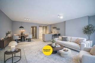 In een verzorgde residentie in Oostende vindt u dit volledig gerenoveerde en smaakvol ingerichte appartement, gerenoveerd in 2026. Zowel de gevel als binnenkort ook de inkomhal werden vernieuwd, wat bijdraagt aan een frisse uitstraling van het gebouw.<br /><br />Het appartement is praktisch ingedeeld met een open en lichtrijke leefruimte met moderne keuken, een handige berging met aansluiting voor wasmachine en een inkomhal met ingemaakte kast en ruimte voor vestiaire. De twee slaapkamers zijn opvallend ruim, ideaal voor wie toch wat ruimte zoekt. De badkamer is uitgerust met een moderne inloopdouche en er is een afzonderlijk toilet aanwezig. Achteraan beschikt het appartement over een balkon.<br /><br />Extra troeven zijn de privatieve kelderberging, de gemeenschappelijke fietsenberging en de aanwezigheid van een lift. Dankzij de ligging en de indeling is dit appartement perfect geschikt als vaste woonplaats of als tweede verblijf aan zee.<br /><br />Een eigendom die comfort, kwaliteit en locatie mooi combineert.<br /><br />Interesse? Contacteer ons en plan uw bezoek in!