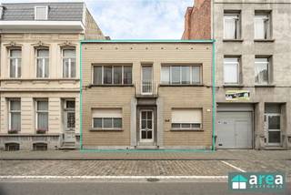 <p><span>Bent u op zoek naar een </span><span>zeer ruime gezinswoning met 6 slaapkamers, een uitzonderlijk grote tuin en tal van mogelijkheden</span><span>? Dan is deze woning aan de </span><span>Bosschaertstraat 148 te Antwerpen</span><span> zeker het ontdekken waard!</span></p><p><span>Deze ruime woning biedt dankzij haar </span><span>6 slaapkamers, royale kelder van ca. 94,5 m² en indrukwekkende tuin van maar liefst 424 m²</span><span> bijzonder veel ruimte. De woning dient gerenoveerd te worden, wat de toekomstige eigenaar de mogelijkheid geeft om ze volledig naar eigen smaak en behoeften in te richten.</span></p><p><span>Grootste troeven:</span></p><ul><li><span>Maar liefst 6 slaapkamers</span></li><li><span>Zeer grote tuin van ca. 424 m²</span></li><li><span>Ruime kelder van ca. 94,5 m²</span></li><li><span>Veel renovatie- en inrichtingsmogelijkheden</span></li><li><span>Veel leefruimte</span></li><li><span>Ideaal voor grote gezinnen</span></li></ul><p><span>Indeling:</span></p><ul><li><span>Kelder:</span><span> Ruime kelderverdieping van ca. 94,5 m² met heel wat opslag- en gebruiksmogelijkheden.</span></li><li><span>Gelijkvloers:</span><span> Via de inkom en traphal betreedt u de woning. Het gelijkvloers beschikt over </span><span>2 kamers, een ruime leefruimte, keuken en een apart toilet</span><span>. Vanuit de woning heeft u toegang tot het </span><span>terras en de uitzonderlijk ruime tuin van ca. 424 m²</span><span>.</span></li><li><span>Eerste verdieping:</span><span> Hier bevinden zich </span><span>4 slaapkamers en een badkamer</span><span>.</span></li></ul><p><span>De woning is </span><span>te renoveren</span><span> en biedt hierdoor een uitstekende opportuniteit om een ruime gezinswoning volledig naar eigen smaak te moderniseren.</span></p><p><span>Dankzij de combinatie van </span><span>6 slaapkamers, royale binnenruimtes, een grote kelder en een uitzonderlijk ruime tuin</span><span> beschikt deze woning over bijzonder veel potentieel.</span></p><p><span>Voor meer informatie of een bezoek kan u terecht bij </span><span>Area Partners</span><span>: <span>Info@area.be</span></span><span> of </span><span>03/284.60.60</span><span>.</span></p>