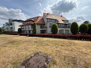 AALST - Exclusief Duplexappartement met grote garage.<br /><br />Inschrijven voor het geplande kijkmoment kan via onze website => www.immoderas.be/afspraak-instructies<br /><br />Net buiten het centrum van Aalst is dit uniek appartement gelegen in een stijlvolle residentie. Gezien het centrum vlakbij is, zijn de mogelijkheden qua winkels, sport &amp; recreatie, scholen &amp; openbaar vervoer zeer divers. Met de wagen bereik je vlot de E40 en invalswegen.<br /><br />Het appartement is uniek binnen zijn segment door het gebruik van kwalitatieve &amp; duurzame materialen én hoogwaardige toestellen.<br /><br />Bij het betreden van het appartement kom je binnen in een ruime inkomhal met apart gastentoilet en vestiaire. Via een glazen deur begeeft u zich in licht badende leefruimte voorzien van een stijlvol parket . De leefruimte is volledig voorzien van designradiatoren &amp; armaturen, ingemaakte kasten &amp; een gezellige inbouwcassette. De open keuken,d ie deel uitmaakt van de leefruimte, omvat onder meer een ontbijteiland,een Liebherr koelkast en diverse MIELE-toestellen waaronder een vaatwasser, microgolfoven, combi-oven en inductiekookplaat. Naast de keuken is er een ruime berging waar tevens een wasmachine &amp; droogkast kunnen aangesloten worden. De leefruimte beschikt langs beide zeiden over een ruim terras. Het terras aan de achterzijde herbergt nog een kleine bergruimte én is voorzien van een zonneluifel, alsook beschikken de ramen over screens.<br /><br />Via de stijlvolle trap in de inkomhal bereik je de bovenverdieping die 2 ruime kamers en apart toilet omvat. Slaapkamer 1 beschikt over een grote ingemaakte wandkast &amp; badkamer met dubbele wastafel, ligbad en ruime douche in een tijdloos design. Slaapkamer 2 beschikt eveneens over ingemaakte kasten, een inloopdouche en wastafel. Beide slaapkamers zijn voorzien van automatische verduistering.<br /><br />Als extra troeven beschikt dit pand over een ruime garage die plaats biedt aan een wagen en verschillende motoren of fietsen, een centraal stofzuigsysteem, kelderberging én een staanplaats.<br /><br />AK: €170