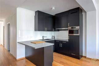 <p><span>Appartement moderne entièrement rénové de trois chambres d’environ 90 m², situé au 5ᵉ étage, en plein cœur d’Anvers.</span></p>
<p><span>Lors de la rénovation de cet appartement, tout a été pensé pour offrir un confort optimal aux futurs locataires. Le salon chaleureux, la salle à manger et la cuisine moderne forment un ensemble harmonieux, baigné de lumière naturelle grâce aux grandes baies vitrées. Le bien comprend un hall d’entrée avec toilettes invités, deux chambres spacieuses ainsi qu’une chambre d’amis. L’appartement est entièrement meublé et équipé de tout le nécessaire, y compris une cuisine entièrement aménagée et équipée.</span></p>
<p><span>Charges communes : 95 € par mois.</span></p>
<p><span>Possibilité de louer un emplacement de parking.</span></p>
<p><span>Cet appartement est disponible à partir du 1ᵉʳ novembre 2026.</span></p>