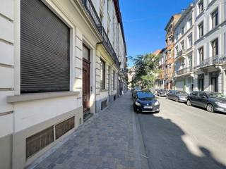 <h3>BRUSSEL CENTRUM – Eengezinswoning met groot potentieel te koop – Pletinckxstraat 48</h3>
<p>Bent u op zoek naar een <strong>woning te koop in het centrum van Brussel</strong>, een <strong>vastgoedinvestering met meerwaarde</strong> of een <strong>renovatieproject in Brussel</strong>? Dan is deze <strong>eengezinswoning aan de Pletinckxstraat 48</strong> een unieke opportuniteit.</p>
<p>Gelegen in het historische hart van Brussel, op wandelafstand van winkels, openbaar vervoer, restaurants, scholen en alle voorzieningen, biedt deze woning een bewoonbare oppervlakte van ongeveer <strong>161 m²</strong> en tal van ontwikkelingsmogelijkheden.</p>
<p>Een belangrijke troef is de aanwezigheid van <strong>3 aparte gas- en elektriciteitsmeters</strong>, wat interessante perspectieven biedt voor een eventuele opsplitsing, herinrichting of optimalisatie van het gebouw (onder voorbehoud van stedenbouwkundige vergunningen).</p>
<p>Dankzij haar huidige indeling is het pand geschikt voor verschillende doeleinden: <strong>gezinswoning, opbrengsteigendom, investeringspand of gemengd project</strong>.</p>
<h3>Troeven van het pand</h3>
<p>✔ Bewoonbare oppervlakte van ± 161 m²<br />✔ Gelegen aan de Pletinckxstraat 48, Brussel Centrum<br />✔ Eengezinswoning met karakter<br />✔ 3 aparte gas- en elektriciteitsmeters<br />✔ Uitstekend investerings- en renovatiepotentieel<br />✔ Centrale en levendige buurt nabij de Grote Markt<br />✔ EPC: G<br />✔ Elektrische installatie niet conform</p>
<p>Deze <strong>woning te koop in Brussel Centrum</strong> is een zeldzame kans voor investeerders, projectontwikkelaars of particulieren die op zoek zijn naar een pand met sterke meerwaardemogelijkheden in een van de meest gegeerde wijken van Brussel.</p>
<h3>Informatie en bezoeken</h3>
<p>Rebecca Hallal – Vastgoedmakelaar<br />📞 +32 472 12 62 42<br />✉️ rebecca.hallal@weinvest.be</p>
<p><strong>We Invest Bruxelles-Europe</strong></p>
<p>👉 Ontdek ook onze andere woningen en investeringspanden te koop in Brussel op <span>weinvest.be</span></p>