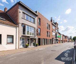 Wonen en werken in perfecte harmonie<br /><br />Bent u op zoek naar een eigendom dat wonen, werken en genieten moeiteloos combineert? Dan zal deze instapklare, energiezuinige woning u ongetwijfeld weten te verrassen. Achter de verzorgde gevel schuilt een bijzonder veelzijdig pand waar comfort, karakter en functionaliteit hand in hand gaan.<br /><br />Een van de absolute troeven is de volledig afgescheiden handelsruimte op het gelijkvloers, voorzien van een eigen inkom en een afzonderlijk toilet. Hierdoor blijven privé en professioneel perfect gescheiden, wat dit eigendom uitermate geschikt maakt voor vrije beroepen, een praktijk, kantoor, boetiek of andere zelfstandige activiteiten. Wenst u geen handelsruimte? Dan kan deze eenvoudig opnieuw geïntegreerd worden in de woning, waardoor u het woonvolume aanzienlijk vergroot en tal van extra mogelijkheden creëert.<br /><br />Op de leefverdieping geniet u van een aangename, lichtrijke woonkamer waar de sfeervolle haard meteen een warme en uitnodigende uitstraling creëert. Aansluitend bevindt zich de stijlvolle, volledig geïnstalleerde keuken, waar kwaliteit, comfort en een tijdloos design samenkomen – de ideale plek om uitgebreid te koken en gezellig samen te zijn.<br /><br />De tweede verdieping biedt twee slaapkamers en een luxueus afgewerkte badkamer met een royale inloopdouche, dubbele wastafel en toilet. Een stijlvolle ruimte waar ontspanning en comfort centraal staan.<br /><br />Via de woning bereikt u de verrassend sfeervolle, mediterrane stadstuin. Deze onderhoudsvriendelijke buitenruimte vormt een oase van rust en privacy, ideaal om te genieten van lange zomeravonden of gezellige momenten met familie en vrienden. Achteraan bevindt zich bovendien een garage/hobbyruimte met achteringang, wat zorgt voor extra bergruimte, parkeermogelijkheden of een perfect atelier.<br /><br />Ook de ligging is een absolute meerwaarde. Het eigendom bevindt zich op een bijzonder centrale locatie, op wandelafstand van het centraal station en met een vlotte verbinding naar de belangrijkste in- en uitvalswegen. Winkels, horeca, scholen en alle dagelijkse voorzieningen bevinden zich binnen handbereik.<br /><br />Een unieke eigendom met ongeziene flexibiliteit, waar comfortabel wonen, professioneel werken en ontspannen samenkomen op één toplocatie. Hier koopt u niet alleen een woning, maar vooral een eigendom dat zich moeiteloos aanpast aan uw levensstijl én toekomstplannen.
