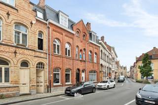 Op zoek naar een charmante en instapklare woning in het hart van Ieper? Deze karaktervolle stadswoning, die volledig werd gerenoveerd en afgewerkt met duurzame materialen, ligt op wandelafstand van de Markt en combineert authentieke elementen met hedendaags wooncomfort.<br /><br />Indeling:<br />Je betreedt de woning via een inkomhal, die door een dubbele authentieke houten deur verbonden is met de gezellige leefruimte. Daar vind je een zitplaats in eiken parket in visgraatmotief. De authentieke haard brengt extra charme in het interieur en kan desgewenst worden uitgerust met een gashaard. Aansluitend vind je de volledig ingerichte open keuken en de eetplaats, die dankzij de grote raampartijen niet alleen veel natuurlijk licht binnenbrengt, maar ook een prachtig zicht en directe toegang biedt tot de gezellige stadstuin. Naast de keuken is er bovendien nog een praktische berging aanwezig.<br /><br />Op de eerste verdieping bevindt zich een ruime slaapkamer, een badkamer met dubbel lavabomeubel, ligbad en inloopdouche, een wasplaats/technische ruimte en een apart toilet. <br />Het tweede verdiep biedt nog een apart toilet en twee slaapkamers, waarvan één met mezzanine voorzien van eigen badkamer met ligbad en lavabomeubel.<br /><br />Gezellige stadstuin met buitenberging (voorzien van elektriciteit) en handige uitweg voor fiets en vuilnisbak<br /><br />Buiten kan je een zonnige ommuurde stadstuin terugvinden, deze intieme buitenruimte vormt een oase van rust in de stad en is de ideale plek om te genieten van de buitenlucht.<br /><br />Troeven<br />* Volledig gerenoveerd en afgewerkt met duurzame materialen<br />* Authentieke elementen<br />* Ingebouwde spots en opbouwarmaturen <br />* Vloerverwarming op het gelijkvloers en centrale verwarming op de verdiepingen<br />* Regenwaterput van 6.000 liter<br /><br />Een ideale woning voor wie houdt van de sfeer van een stadswoning, met alle comfort en voorzieningen binnen handbereik.