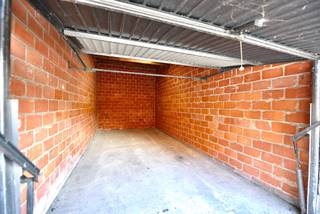 De centrale ligging en de grote vraag op die locatie naar degelijke garages te huur maakt deze eigendom heel attractief voor vastgoedbeleggers die een vaste opbrengst wensen zonder veel gedoe!

De garagebox is voorzien van een poort en voldoende ruim om eventuele rekken in te stallen achteraan de garagebox.

De afmetingen zijn als volgt: 
De poort 
Hoogte: 201 cm

Garage: 
Breedte: 305 cm
Diepte: 607 cm

Indien u graag meer info of een bezoek wenst, bel ons op 09 336 16 15 of mail naar info@vastgoedunicum.be